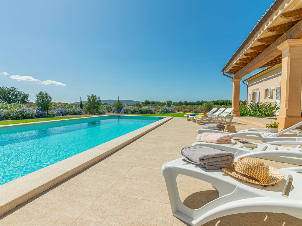 Pool und Sonnenligen