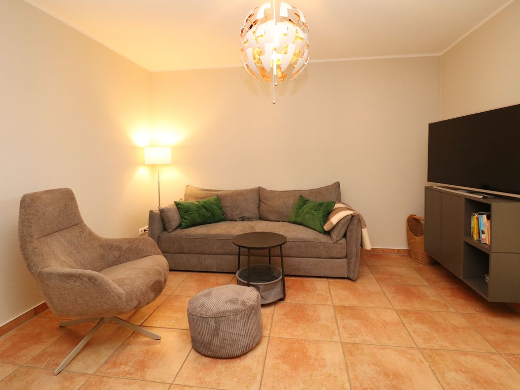Wohnzimmer mt Wohlfühlsessel und Couch