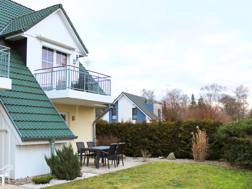 Terrassenansicht mit Rasenfläche