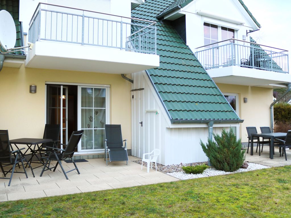 Terrasse mit Tische und Stühlen