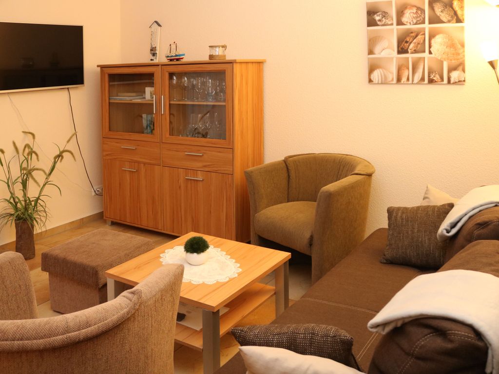 Wohnzimmer mit Couch und Sessel