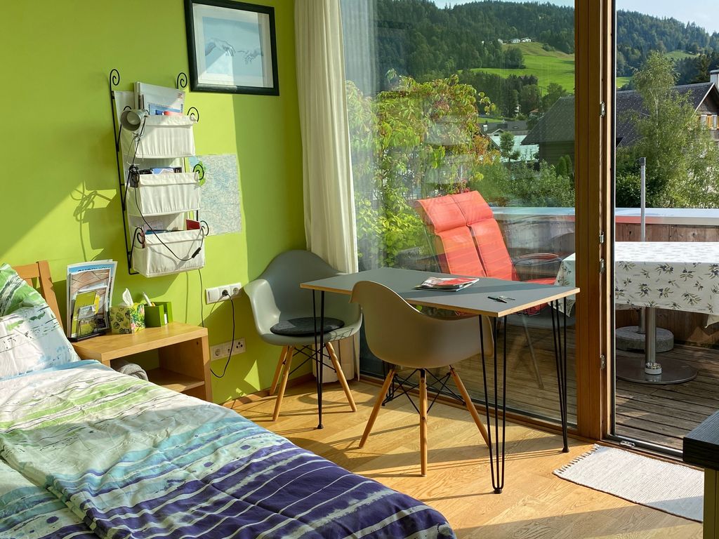 Kompaktes Zimmer mit allem, was man braucht, um sich wohl zu fühlen.