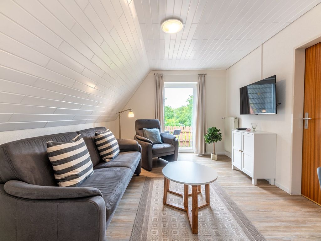 Das gemütliche Wohnzimmer mit Zugang zum Balkon