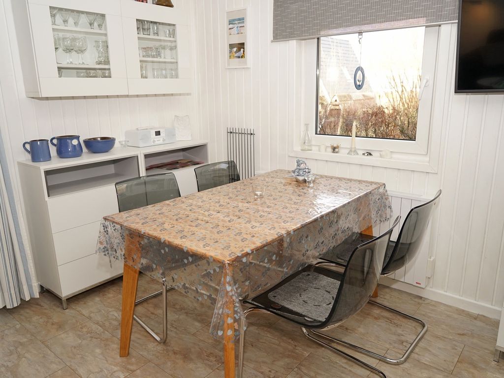 Esstisch im Wohnzimmer und TV