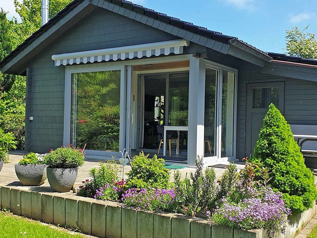 Blockhaus mit Wintergarten und grosser Terrasse