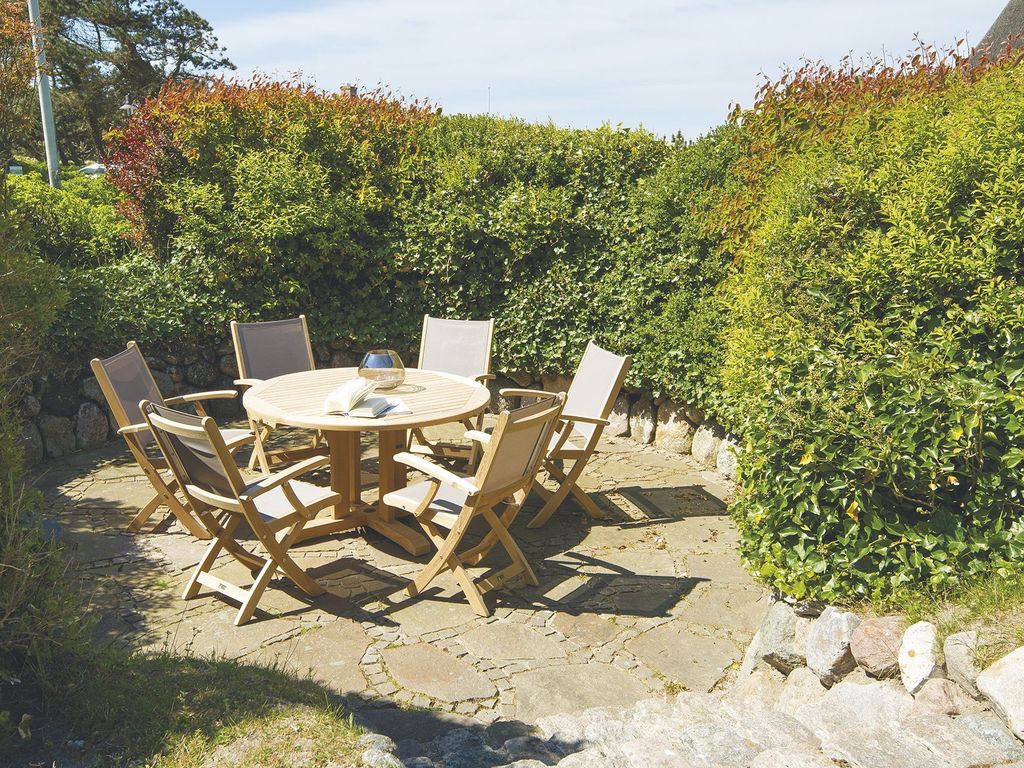 Sitzecke im eingewachsenen Garten