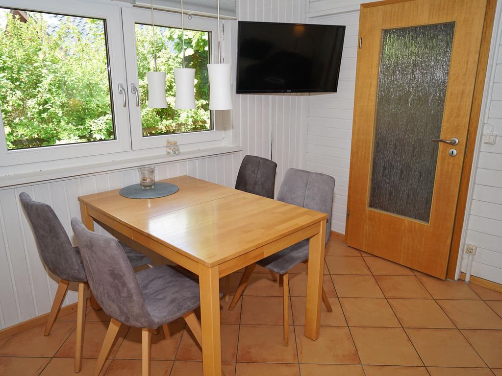 Esstisch im Wohnzimmer und TV