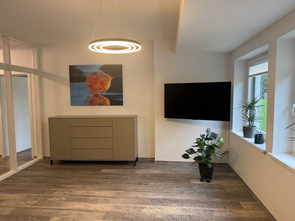 Wohnzimmer mit Flachbild-TV, HD-Karte und OLED-Bildtechnik
