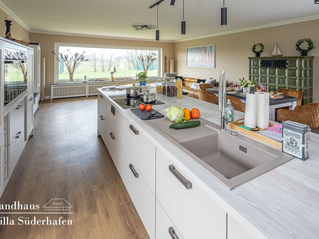 Wohnzimmer mit offener Küche