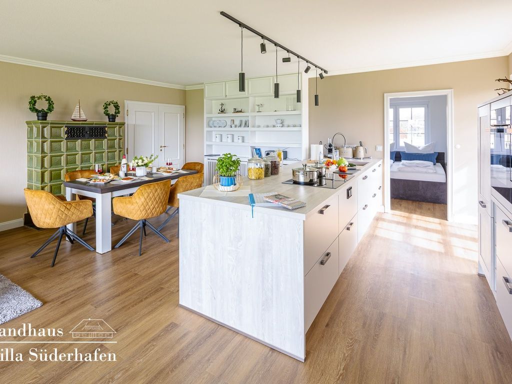 Stilvolles Wohnzimmer mit offener Küche für gemeinsame Zeit mit der Familie
