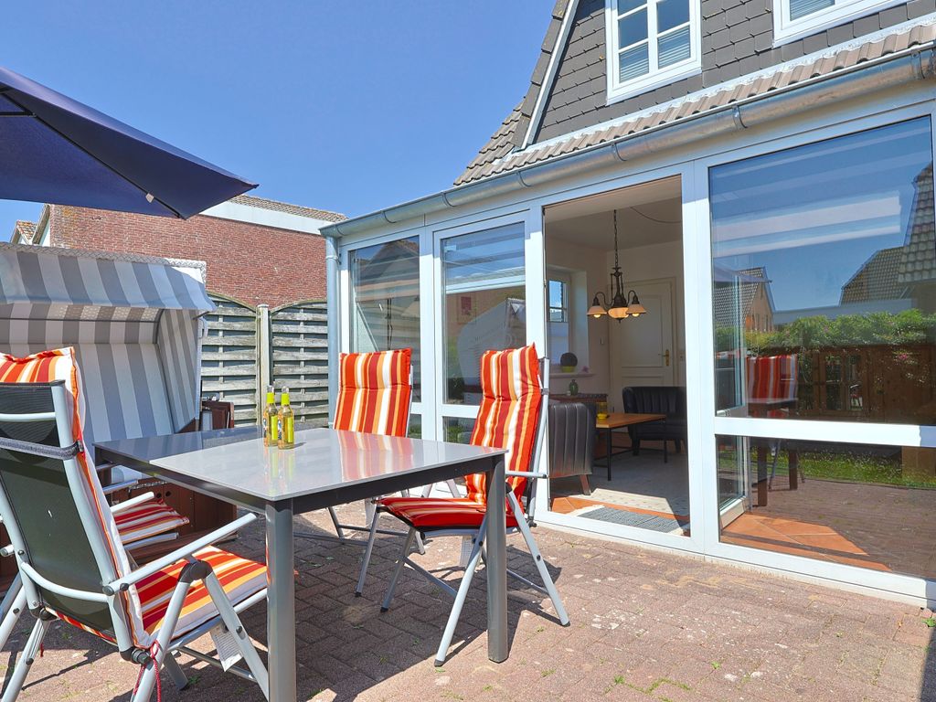 Ferienhaus in Meeresnähe mit Terrasse und Strandkorb