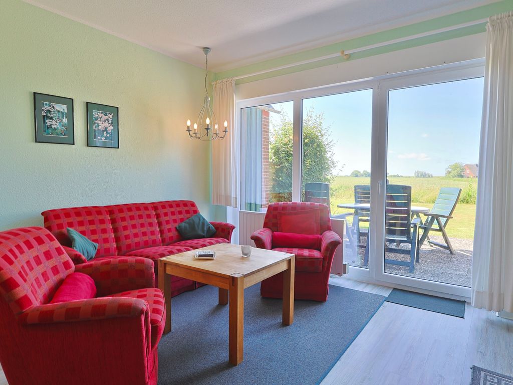 Gemütliches Wohnzimmer mit Terrassenzugang