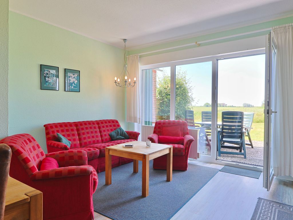 Gemütliches Wohnzimmer mit sonniger Terrasse