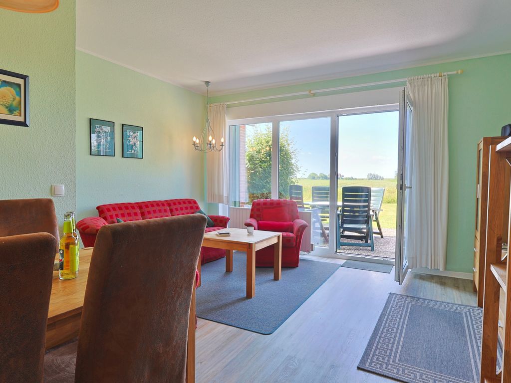 Gemütliches Wohnzimmer mit Terrassenzugang