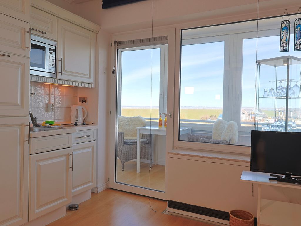 Heller, offener Wohnbereich mit Loggia mit Seeblick