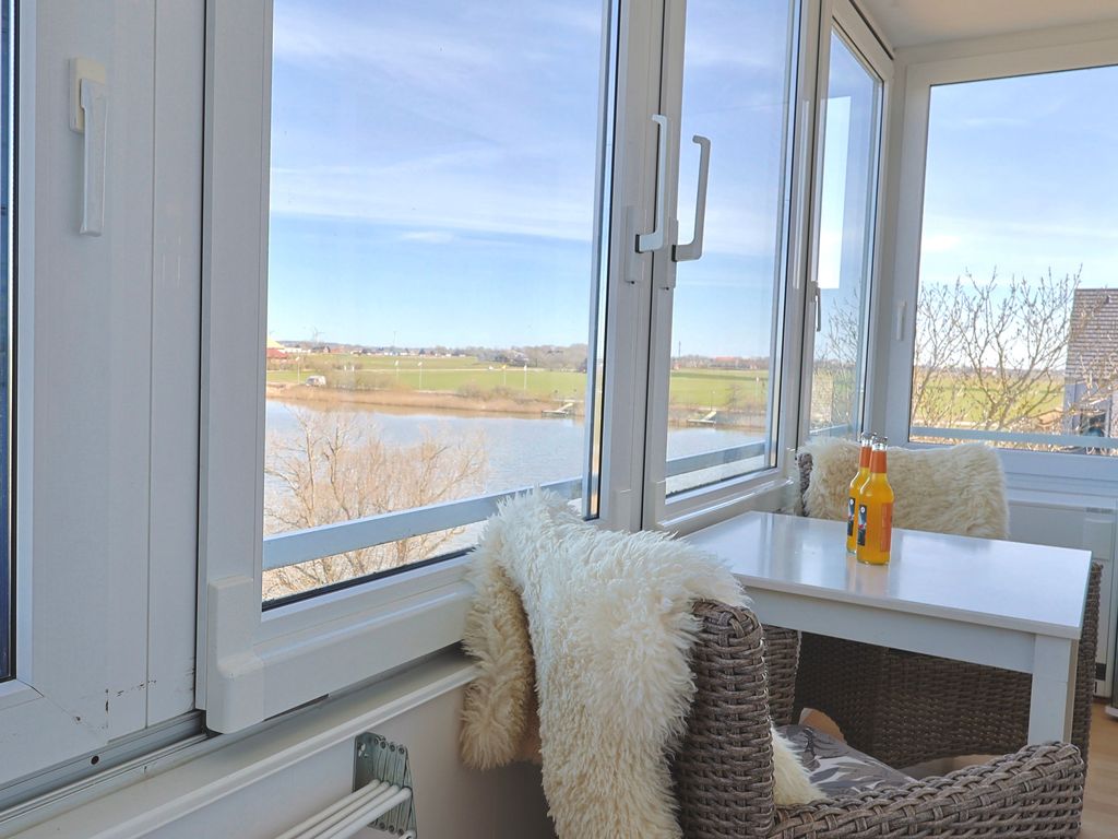 Helle Loggia mit Seeblick