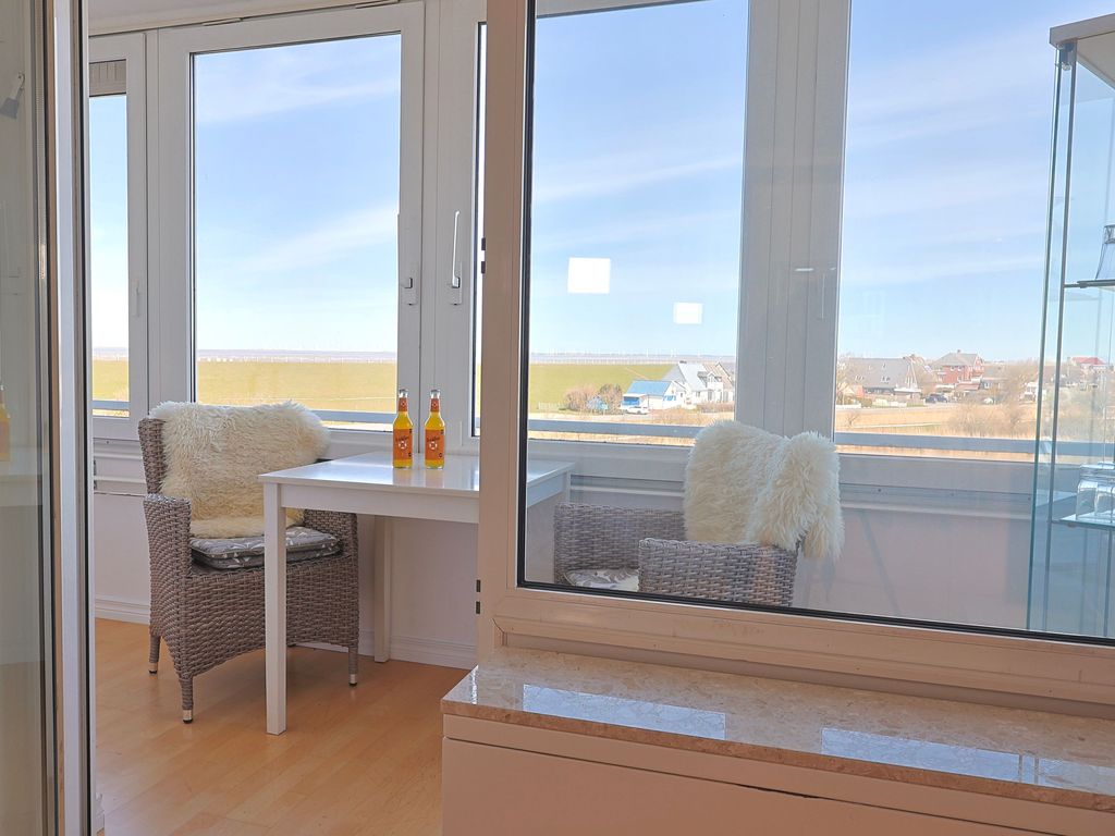 Offener Wohnraum mit Loggiazugang mit Seeblick