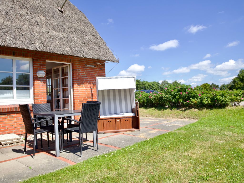 Ferienhaus mit Garten und Strandkorb in Meeresnähe