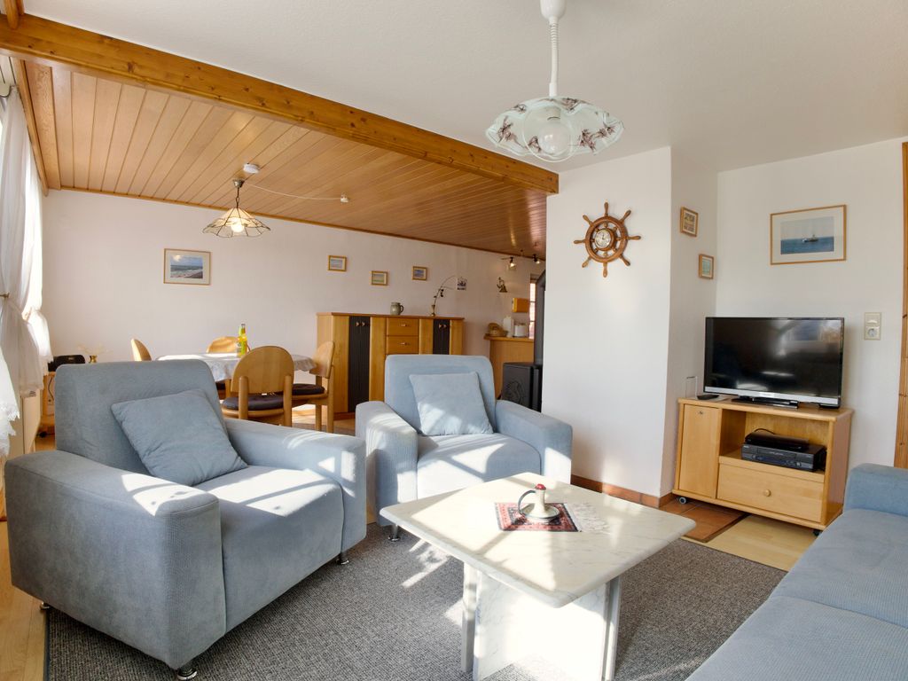 Großzügiges Wohnzimmer mit Feldblick