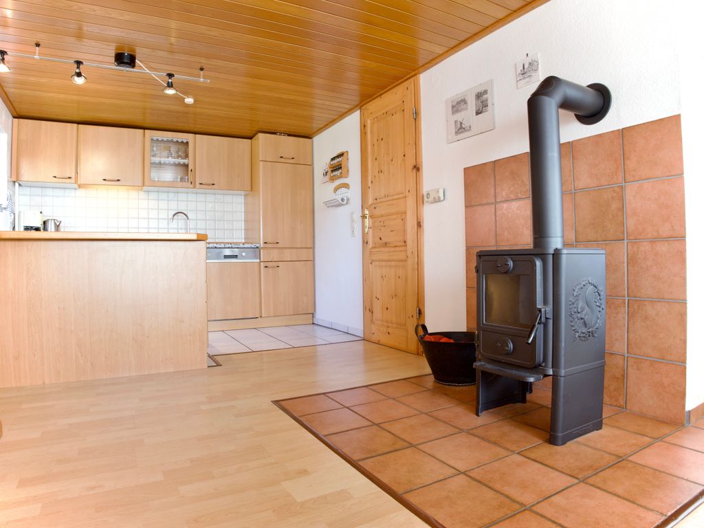 Kamin und offener Essbereich