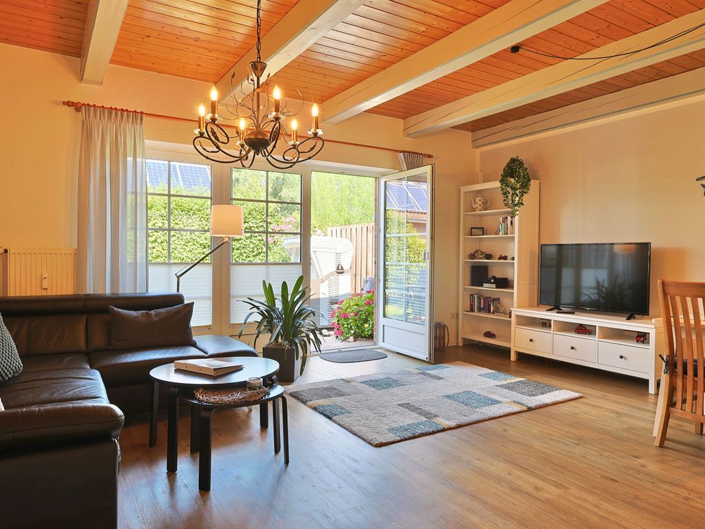 Ferienhaus mit großzügigen Räumen, Terrasse und Strandkorb