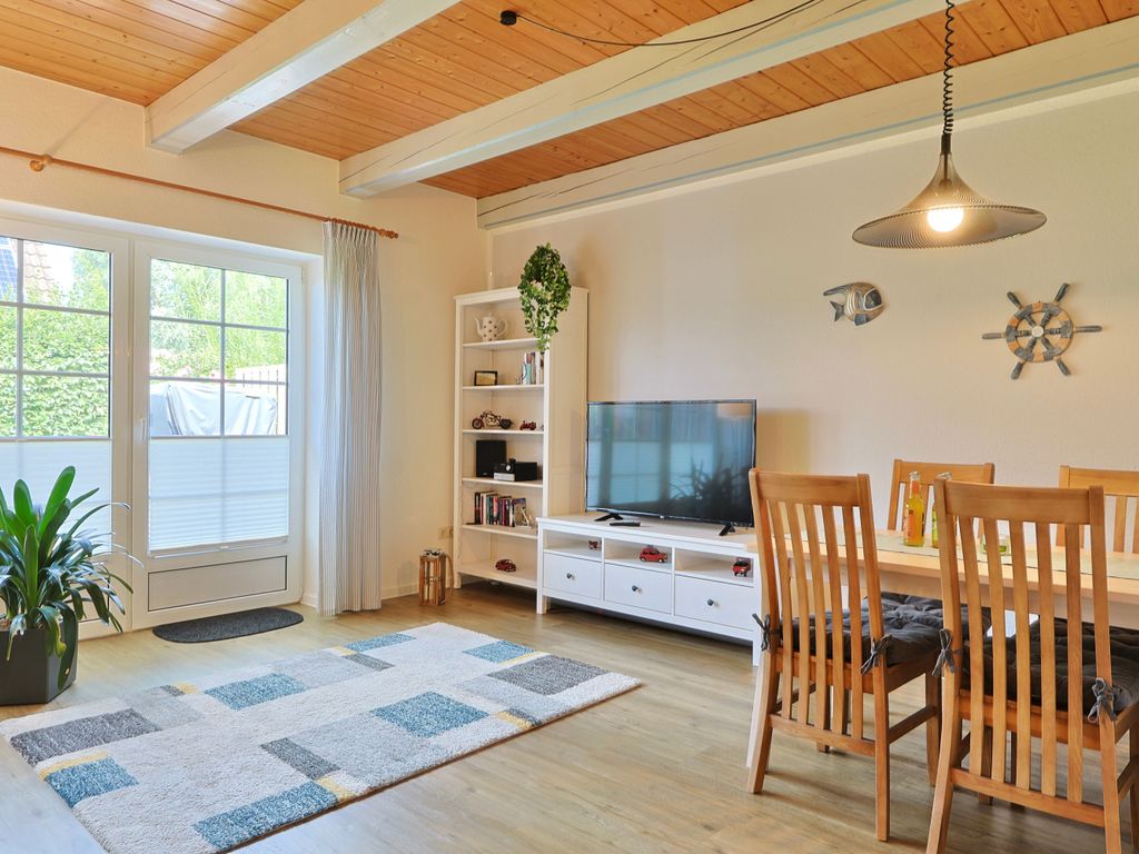 Großzügige Wohnräume mit Terrasse und Strandkorb