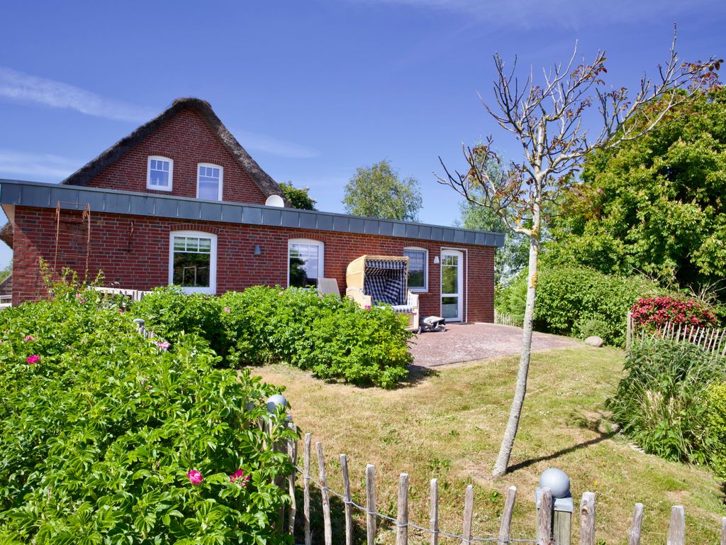 Ferienhaus mit großem Garten und Strandkorb für den Sommerurlaub