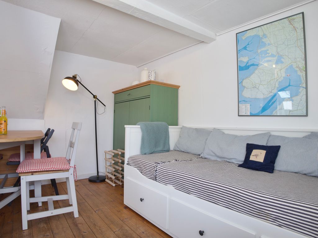 Wohnzimmer mit Schlafsofa