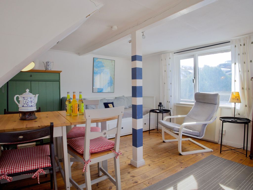 Helles Wohnzimmer mit Blick in den Garten