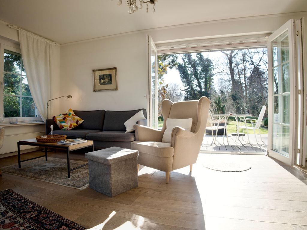 Sonniges Wohnzimmer mit privatem Garten