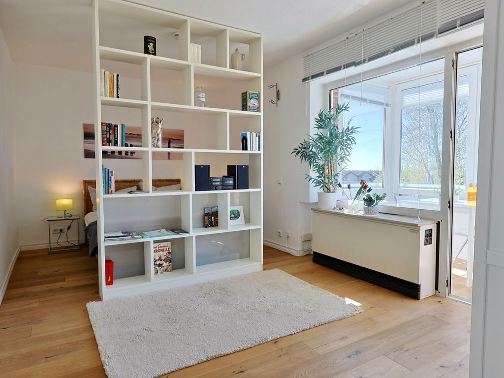 Heller, offener Wohnraum mit Loggia