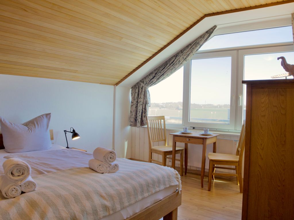 Schlafzimmer mit Blick über die Weite Nordstrands