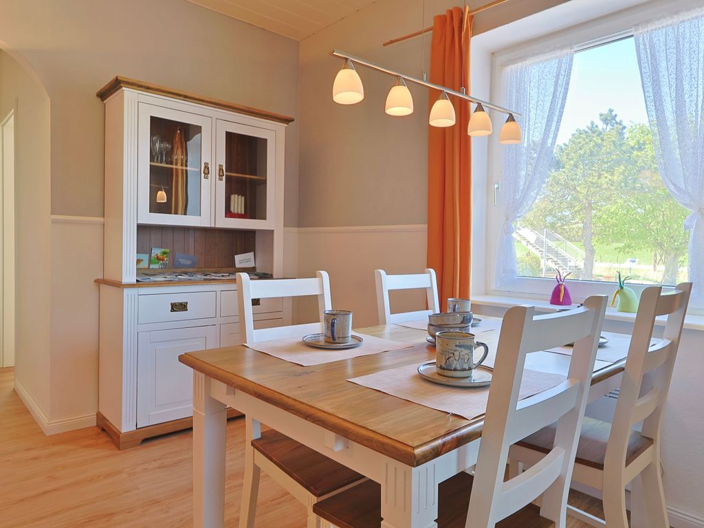 Helles, gemütliches Wohnzimmer mit Deichblick