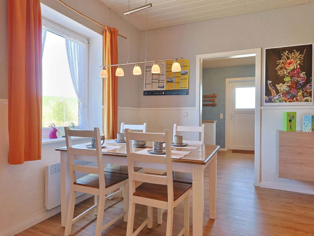 Helles, gemütliches Wohnzimmer mit Deichblick
