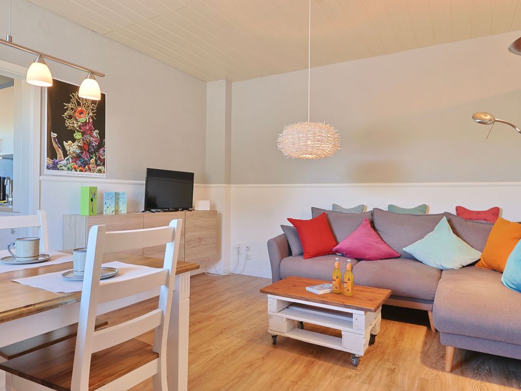 Helles, gemütliches Wohnzimmer mit Deichblick