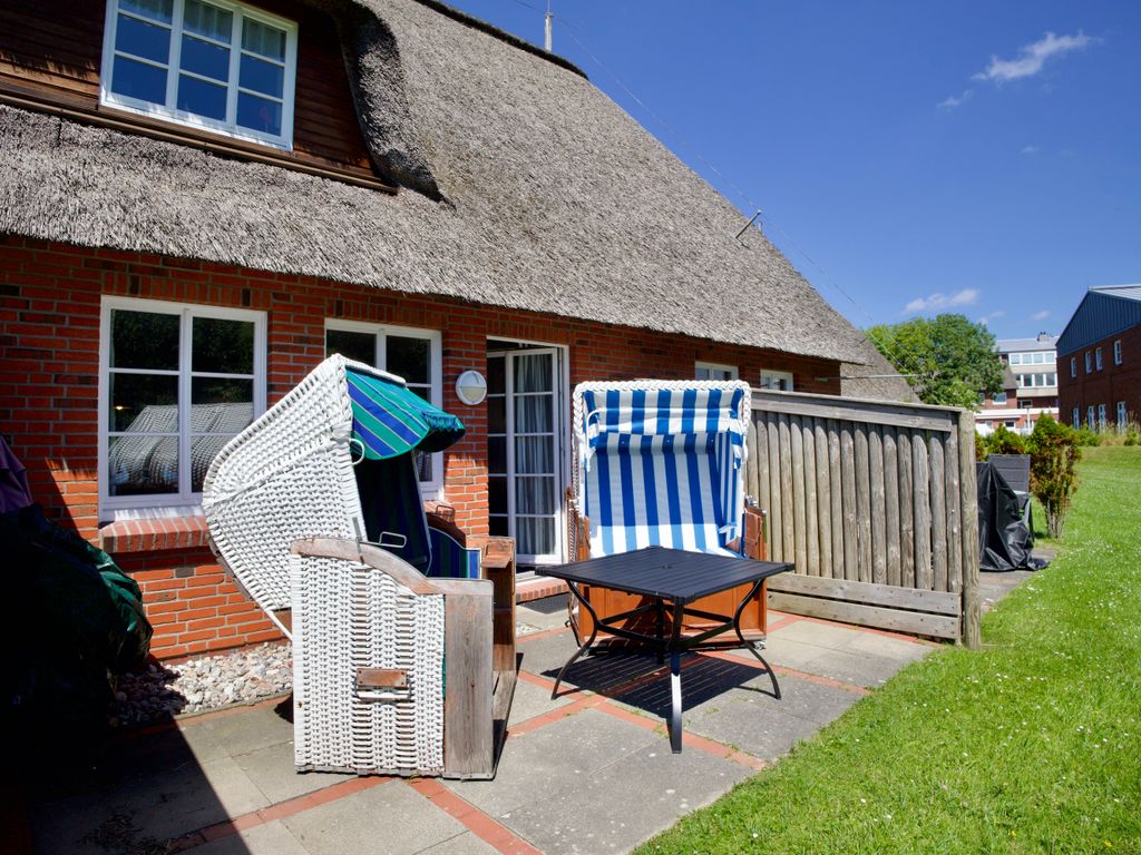 Ferienhaus in Meeresnähe mit Terrasse und Strandkorb