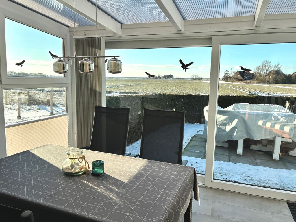 Wintergarten mit Blick auf die weiten Felder