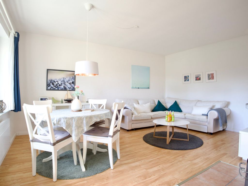 Offenes Wohnzimmer mit Kamin