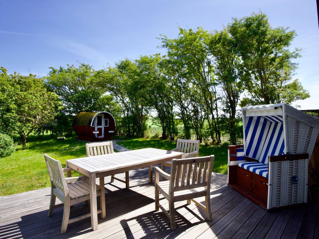 Ferienhaus mit Garten, Strandkorb und Fasssauna