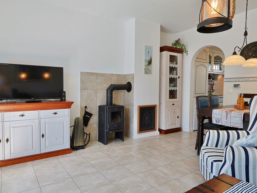 Geräumiges Wohnzimmer mit Kamin und Terrasse