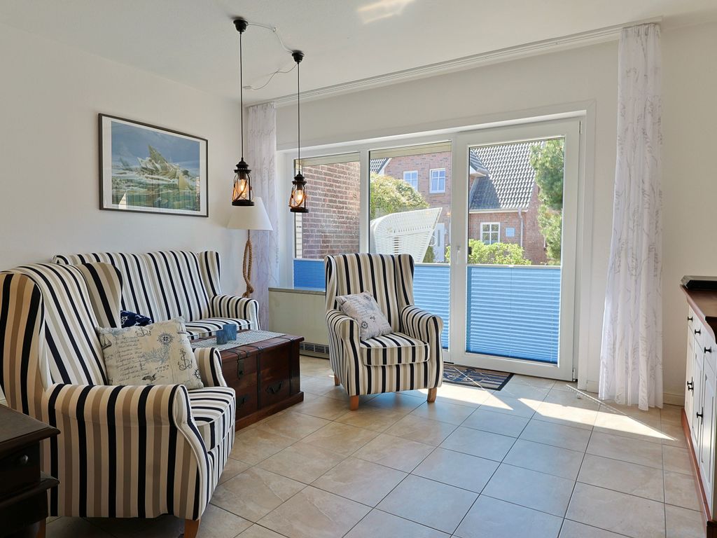 Geräumiges Wohnzimmer mit Kamin und Terrasse