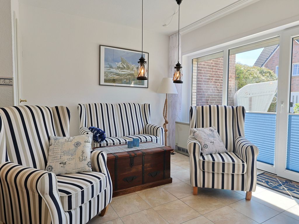 Geräumiges Wohnzimmer mit Kamin und Terrasse