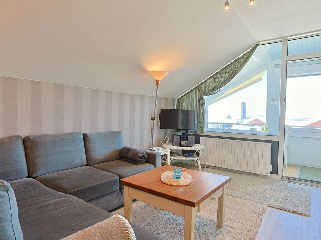 Offener, heller Wohnraum mit Loggia