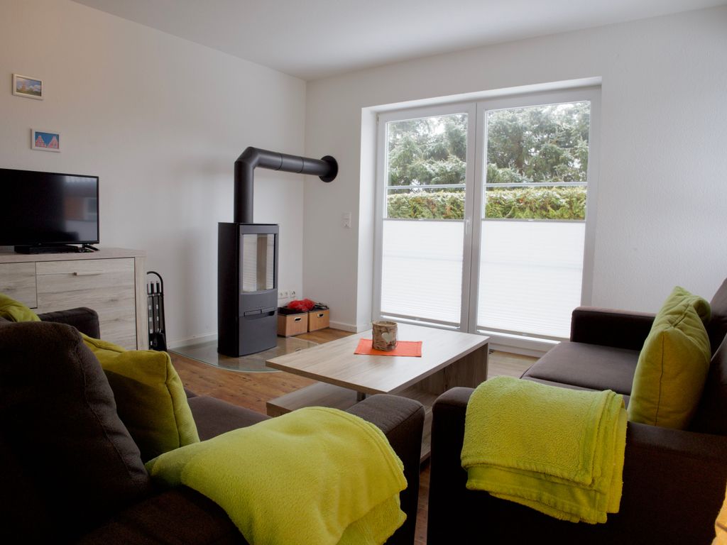 Wohnzimmer mit Gartenzugang und Kamin