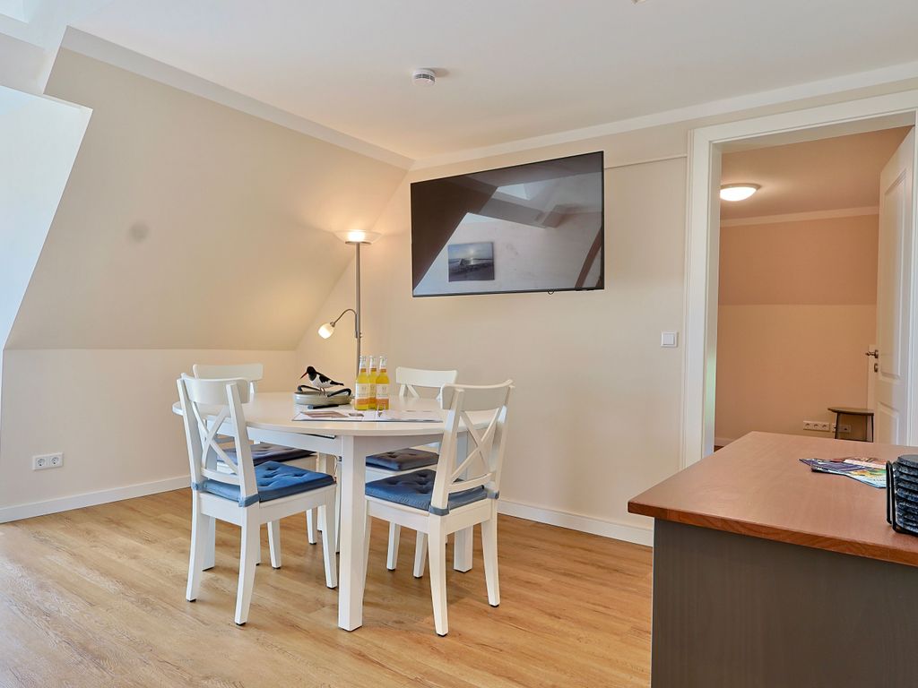 Heller, moderner Wohnraum mit Balkon