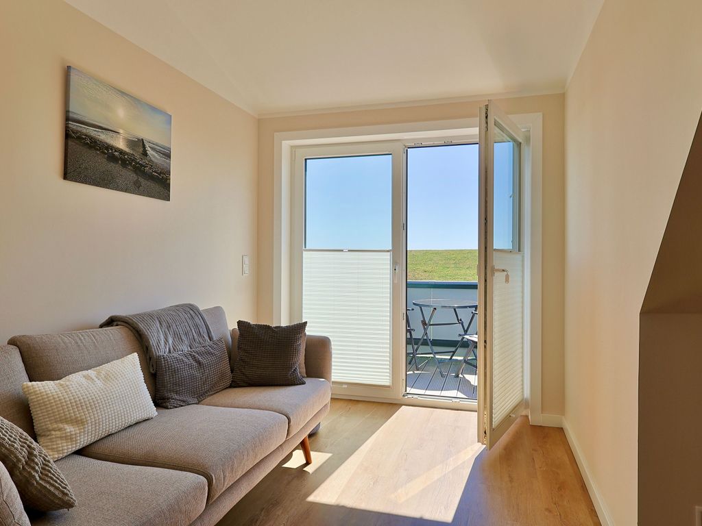 Heller, moderner Wohnraum mit Balkon