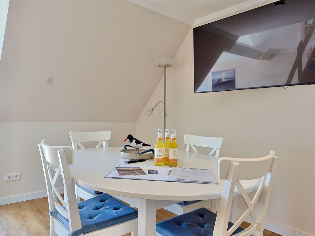 Heller, moderner Wohnraum mit Balkon
