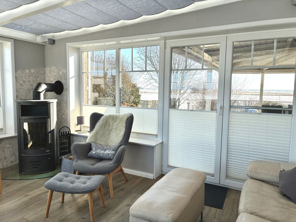 Wintergarten mit Kamin und eigenem Terrassenzugang