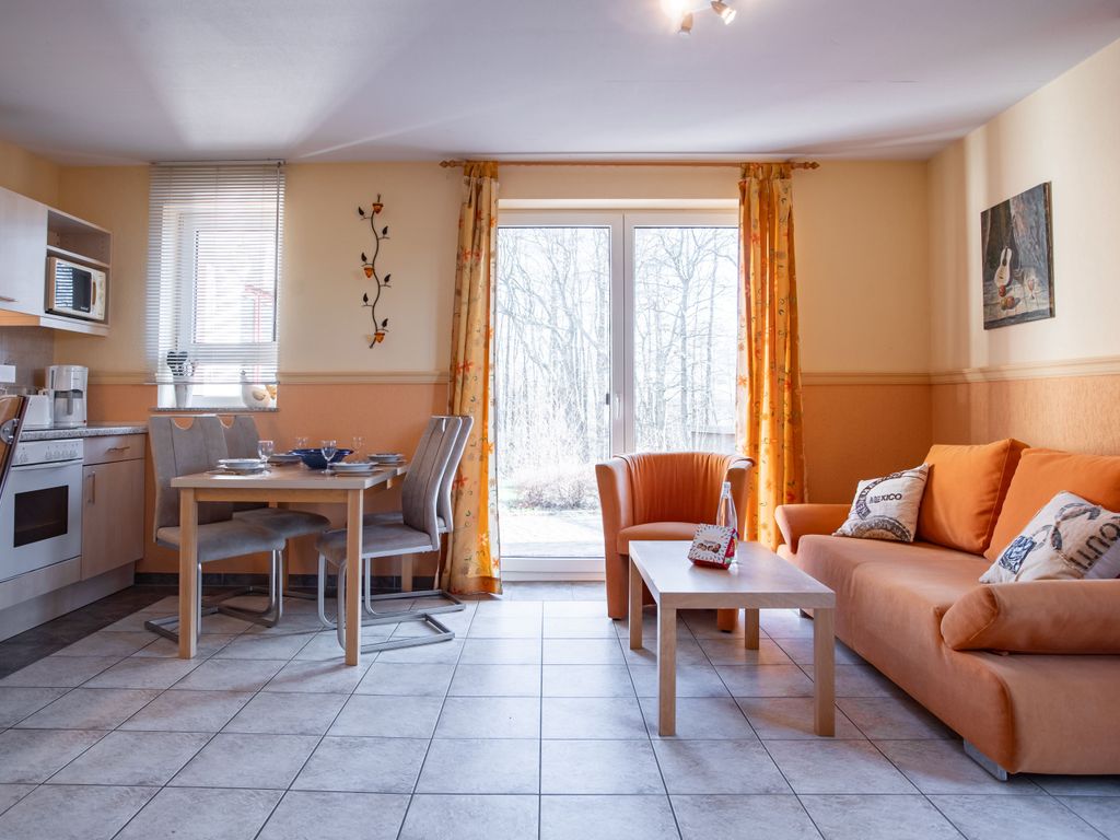 Wohnzimmer mit Küche und Zugang zu der Terrasse