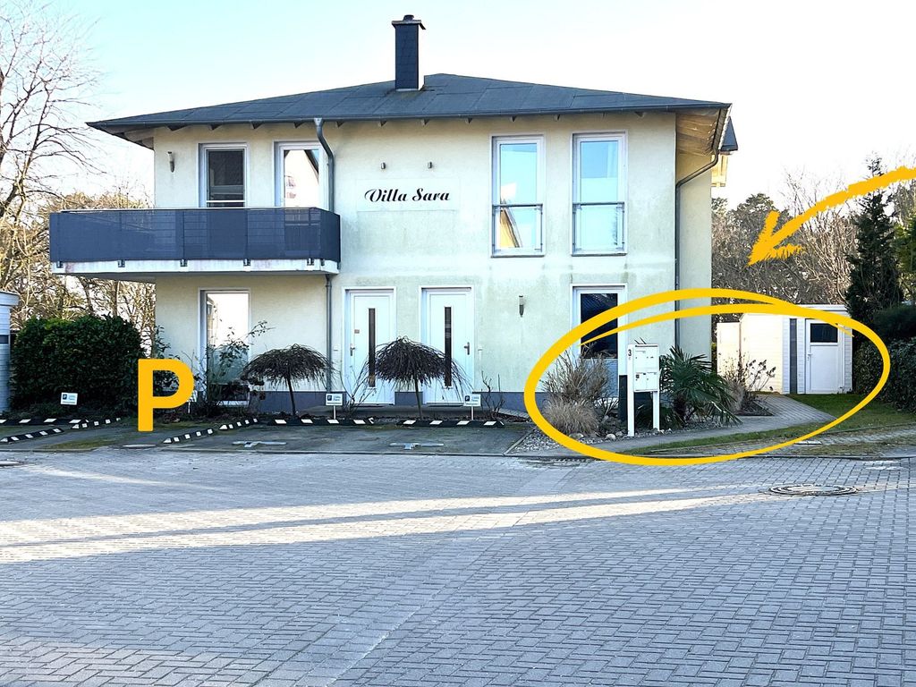 Parkplatz und Eingang mit eine Stufe